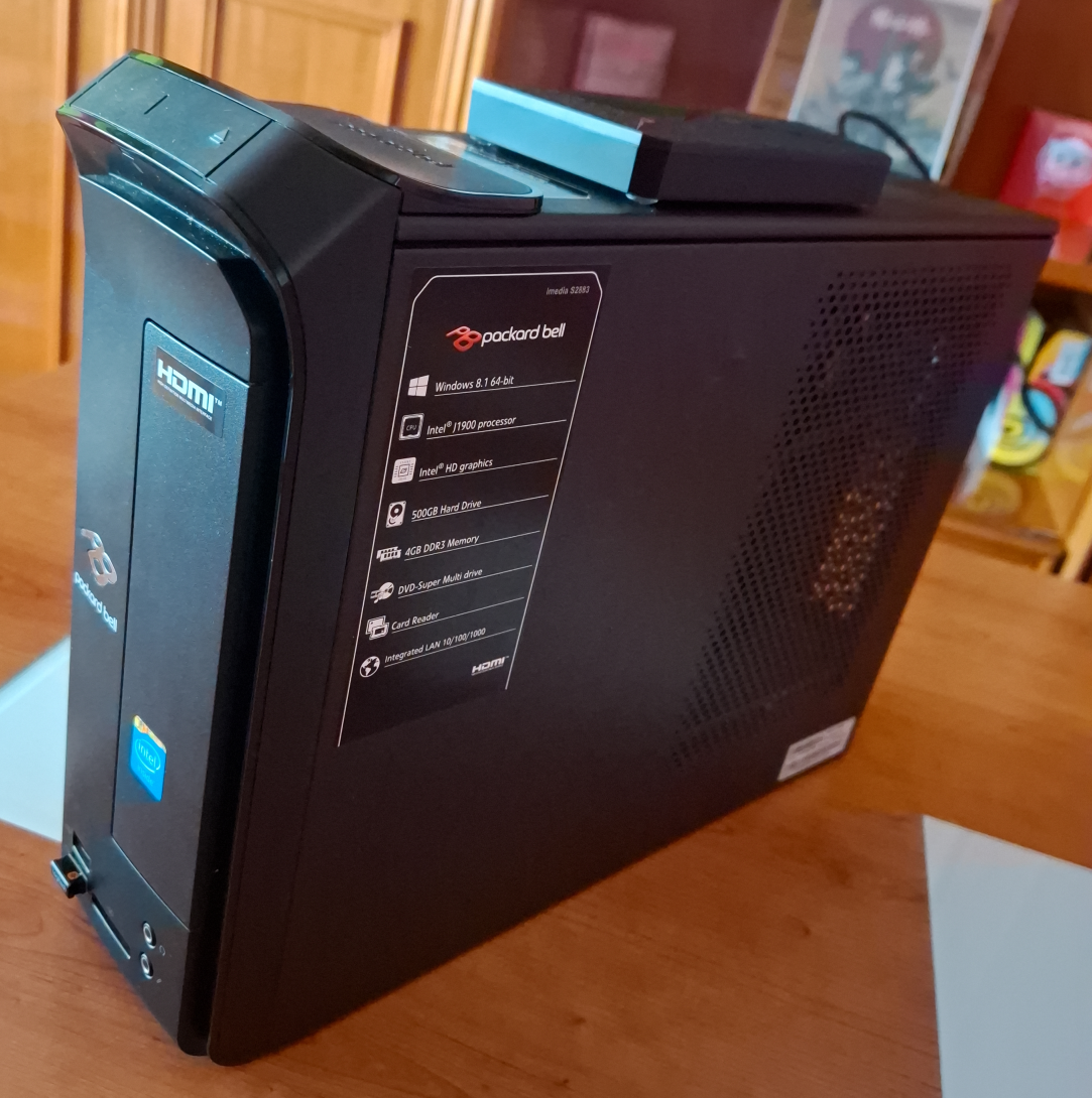 Close-up photo of the Packard Bell iMedia S2883 desktop computer used in this guide, with a external 2 TiB 2.5" HDD SATA drive put in an USB 3 case on top